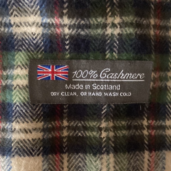 Scottish 100% cashmere tartan scarf. 12”x68”. In excellent condition. - Picture 4 of 4